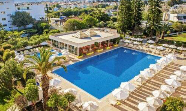 Hotel Lalyssos Bay  — widok na basen i teren hotelu